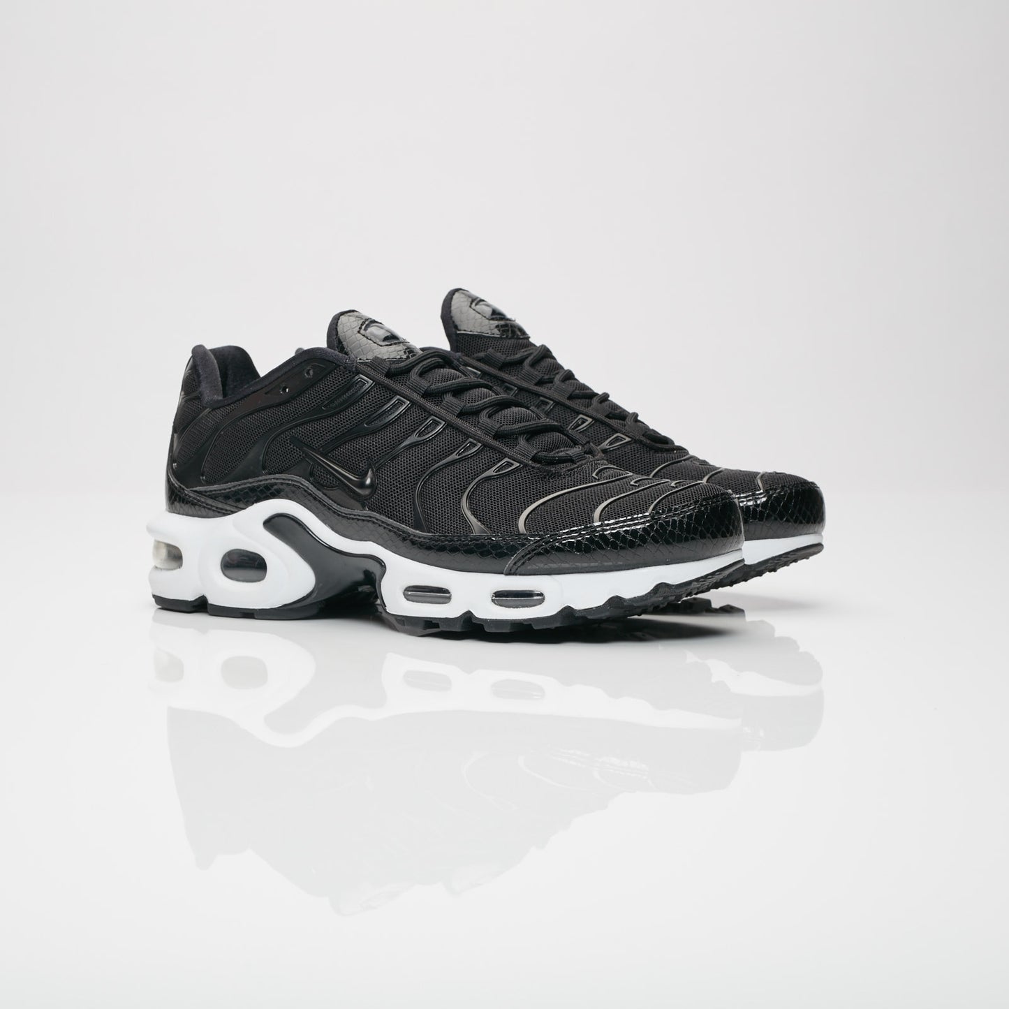 Wmns Nike Air Max Plus SE 'Black Snakeskin White'