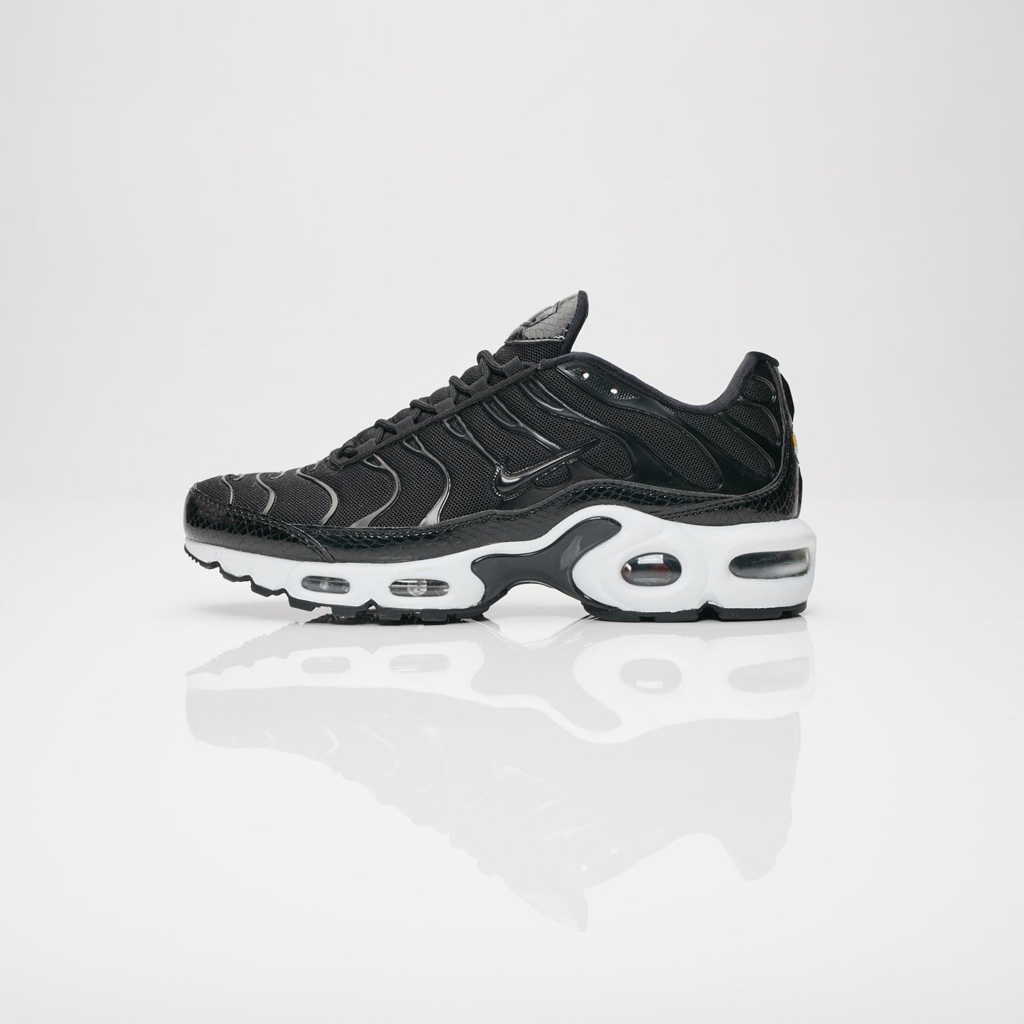 Wmns Nike Air Max Plus SE 'Black Snakeskin White'