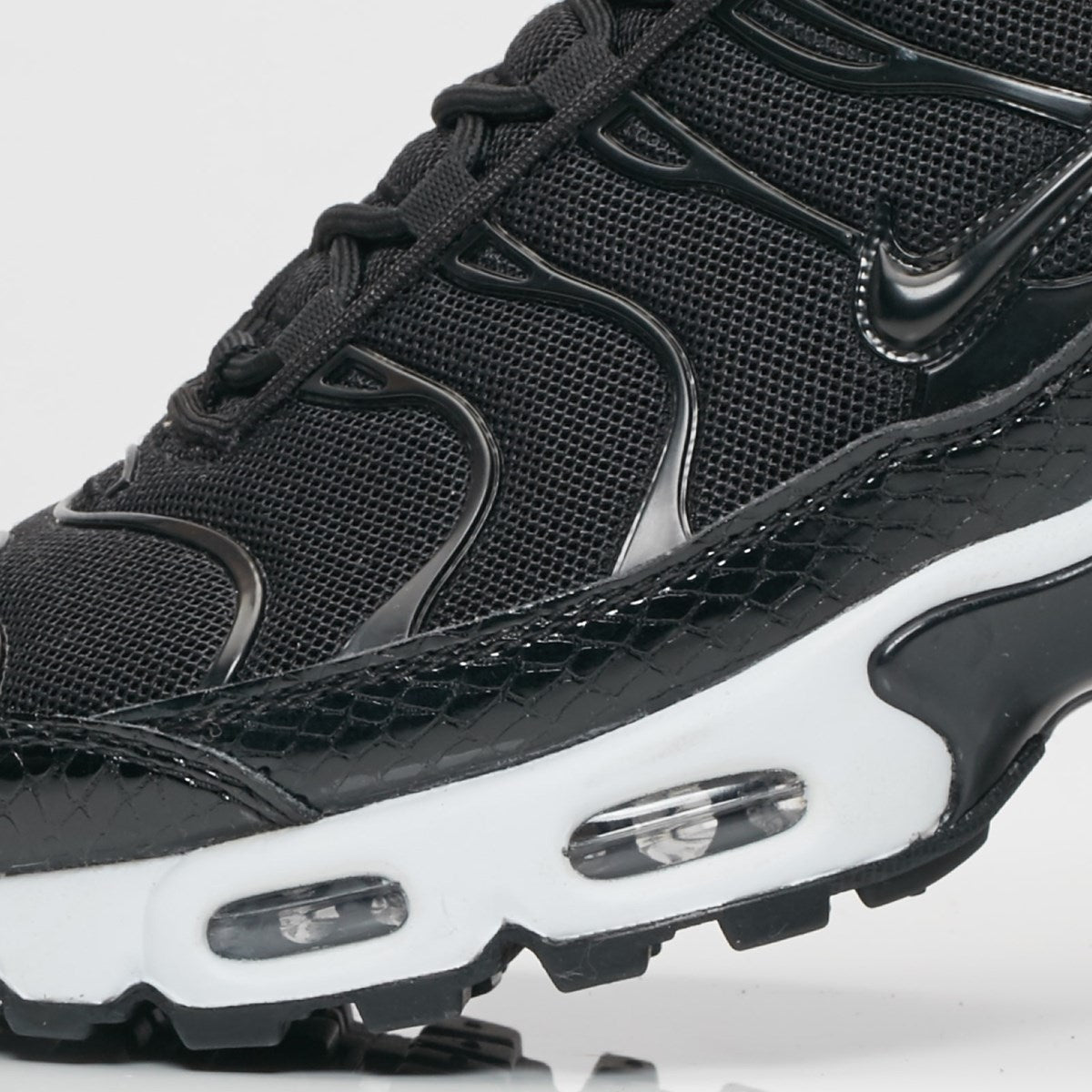 Wmns Nike Air Max Plus SE 'Black Snakeskin White'